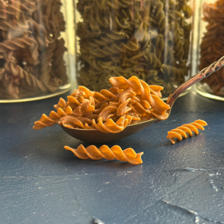 Ekologiški raudonųjų lęšių makaronai FUSILLI su jūros salotomis