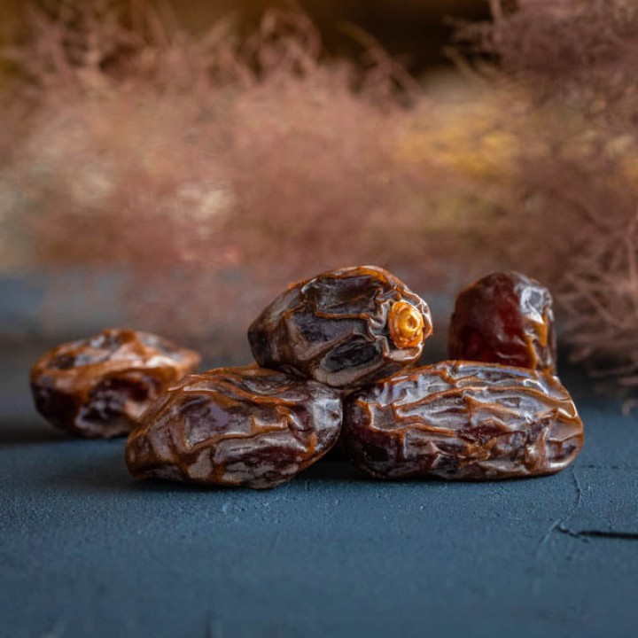 Organic Medjool dates with pits (fresh)
