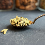 Органические стручки кардамона