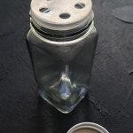 Stiklinis prieskonių indelis, 120 ml  (mažos skylutės, metalinis dangtelis)