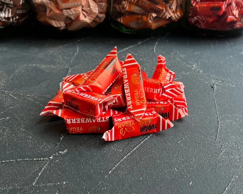 Ekologiški augaliniai saldainiai „Karvutė“ braškių skonio (2) Ekologiški augaliniai saldainiai „Karvutė“ braškių skonio - Image 1