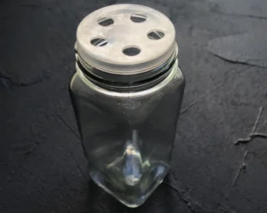 Stiklinis prieskonių indelis, 120 ml (didelės skylutės, metalinis dangtelis)